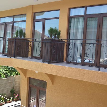 Guest House Madonna Kobuleti Exterior foto