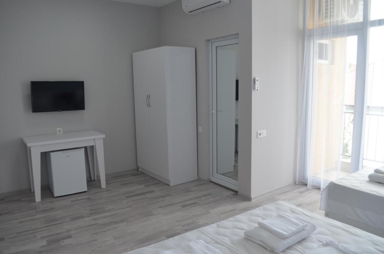 Guest House Madonna Kobuleti Exterior foto