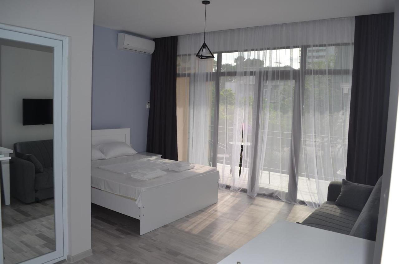 Guest House Madonna Kobuleti Exterior foto