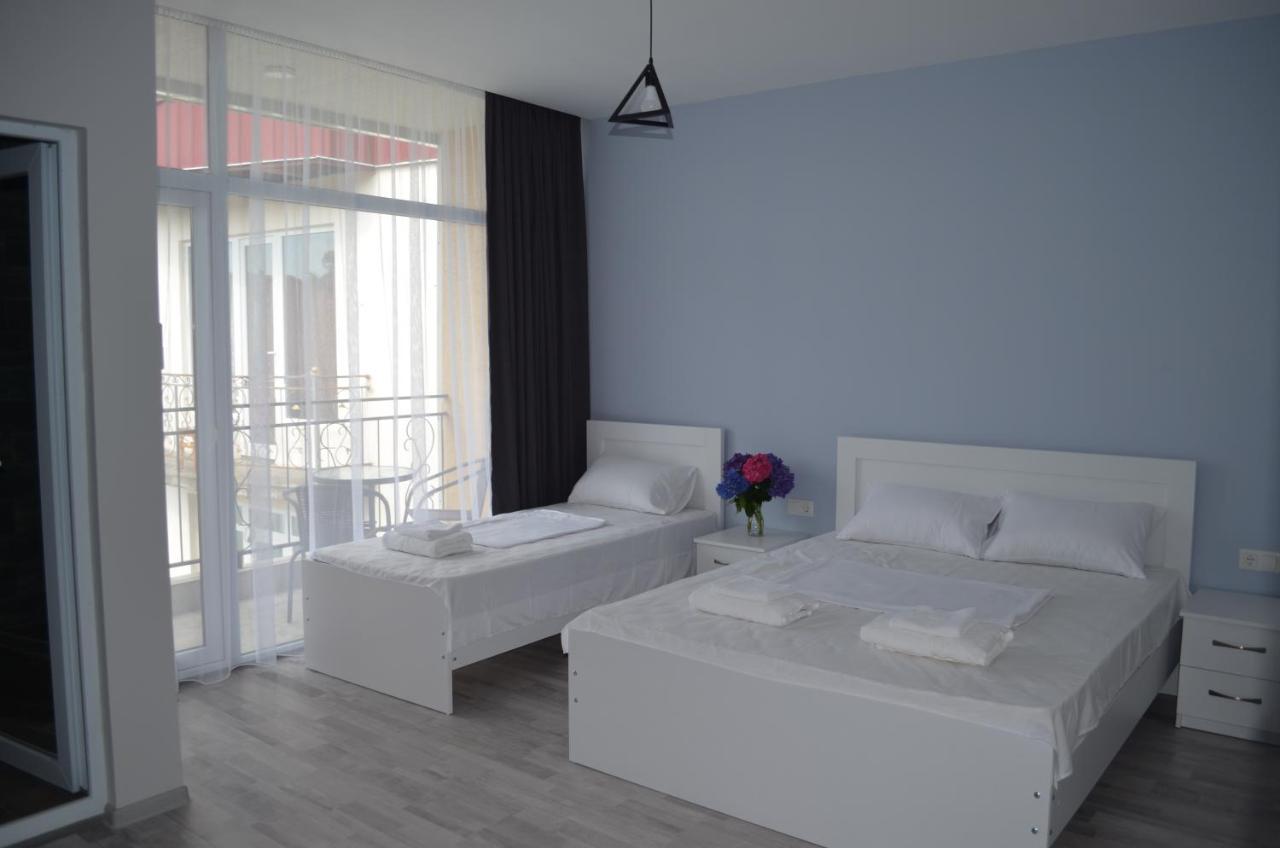 Guest House Madonna Kobuleti Exterior foto