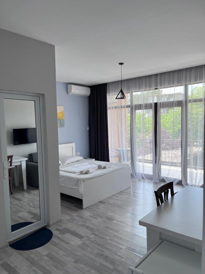 Guest House Madonna Kobuleti Exterior foto