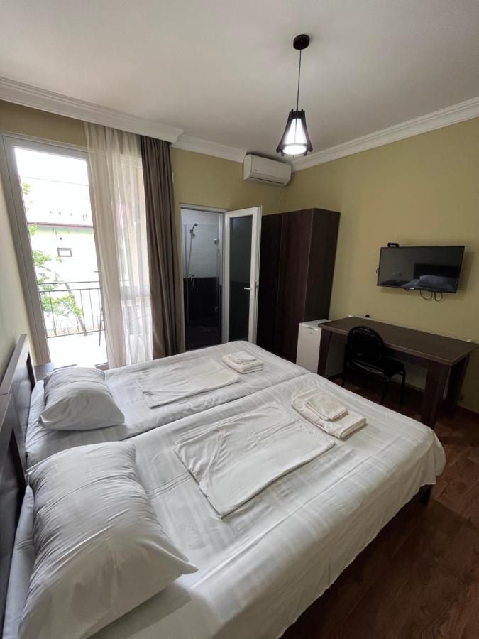 Guest House Madonna Kobuleti Exterior foto