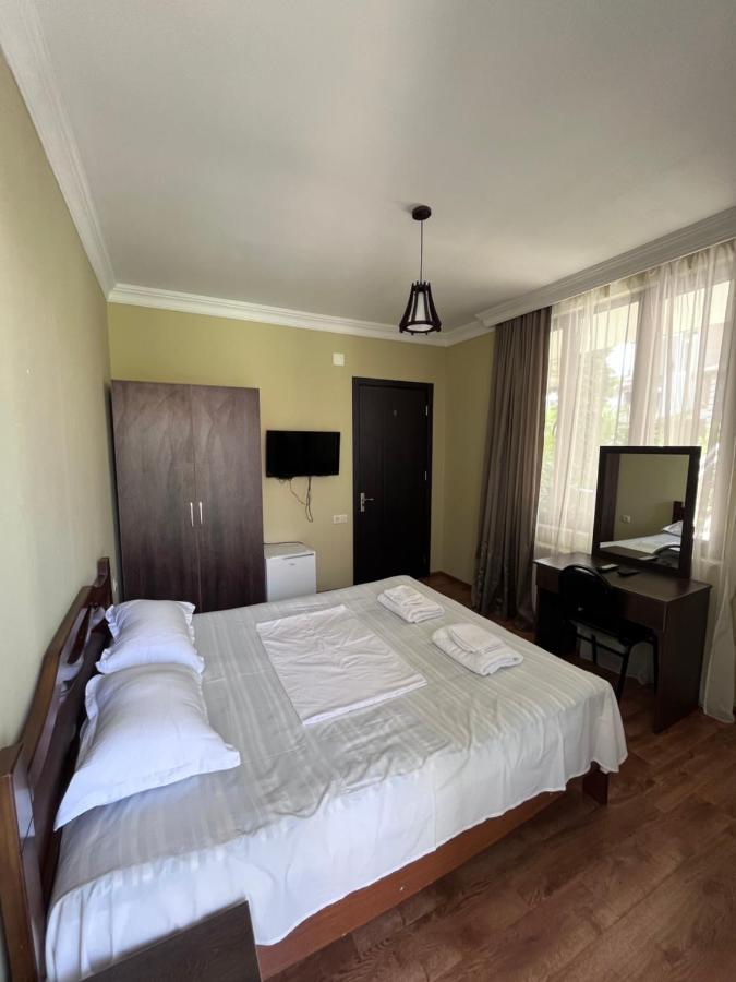 Guest House Madonna Kobuleti Exterior foto