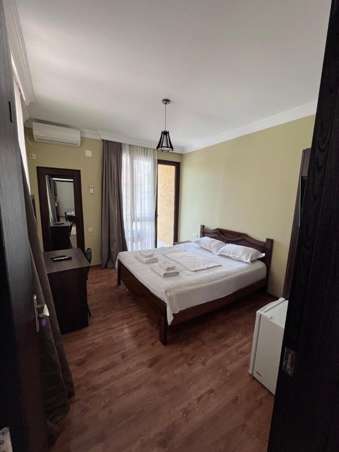Guest House Madonna Kobuleti Exterior foto