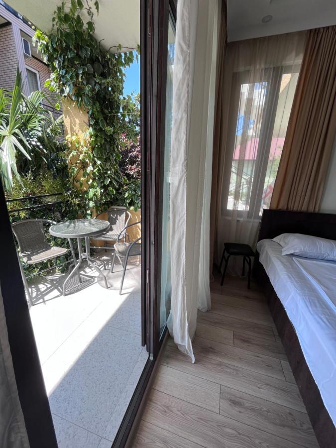 Guest House Madonna Kobuleti Exterior foto