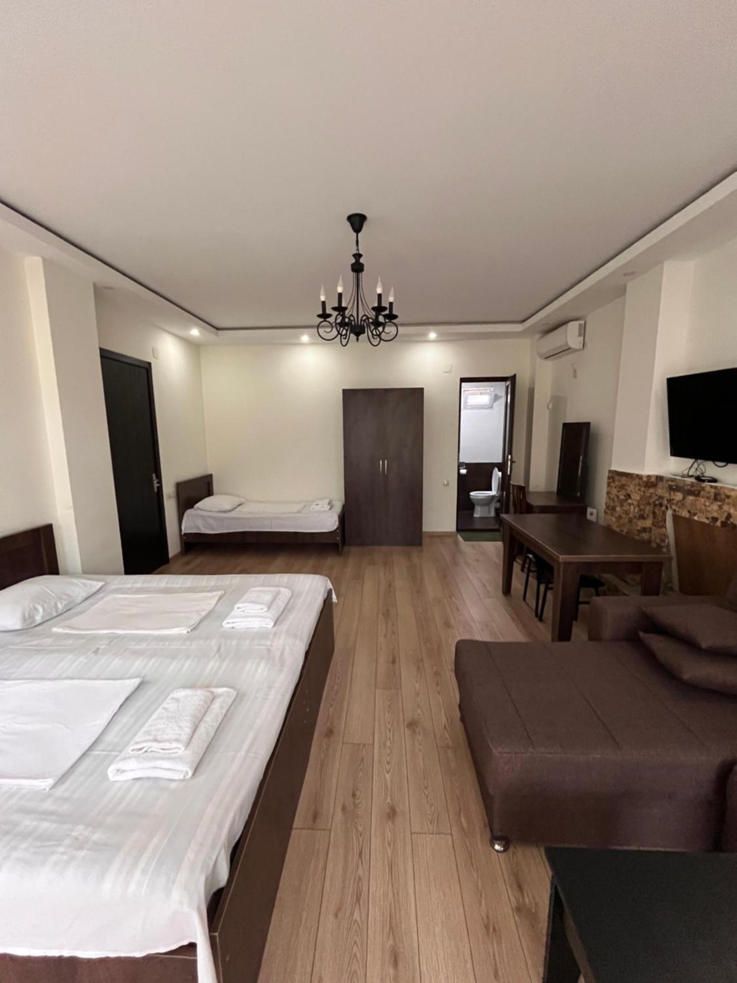 Guest House Madonna Kobuleti Exterior foto